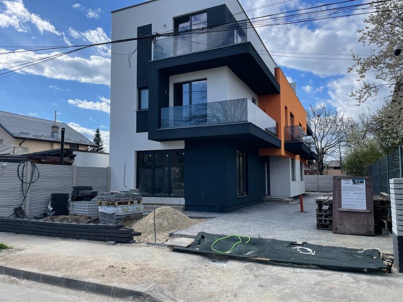 Straulesti Vila P+2 etaje si doua locuri de parcare, langa lac
